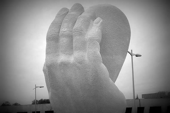 ESPOIR 04 - sculpture réalisée bénévolement en faveur des Dons du Sang - en Roche d'Espeil - 2000 heures de travail - 3,50 x 3,50 x 4,50 m - 12,50 tonnes